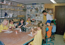 818882 Afbeelding van een kinderfeestje van de jarige Tara van Sonsbeek (tweede van links) in een pottenbakkerij te ...